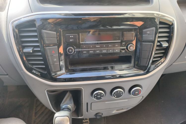 Used SAIC MAXUS Xintu V80 2023 2.0T Manual Classic Aoyuntong Short Wheelbase Mid-Roof 5/6-Seater Audio And AC Panel