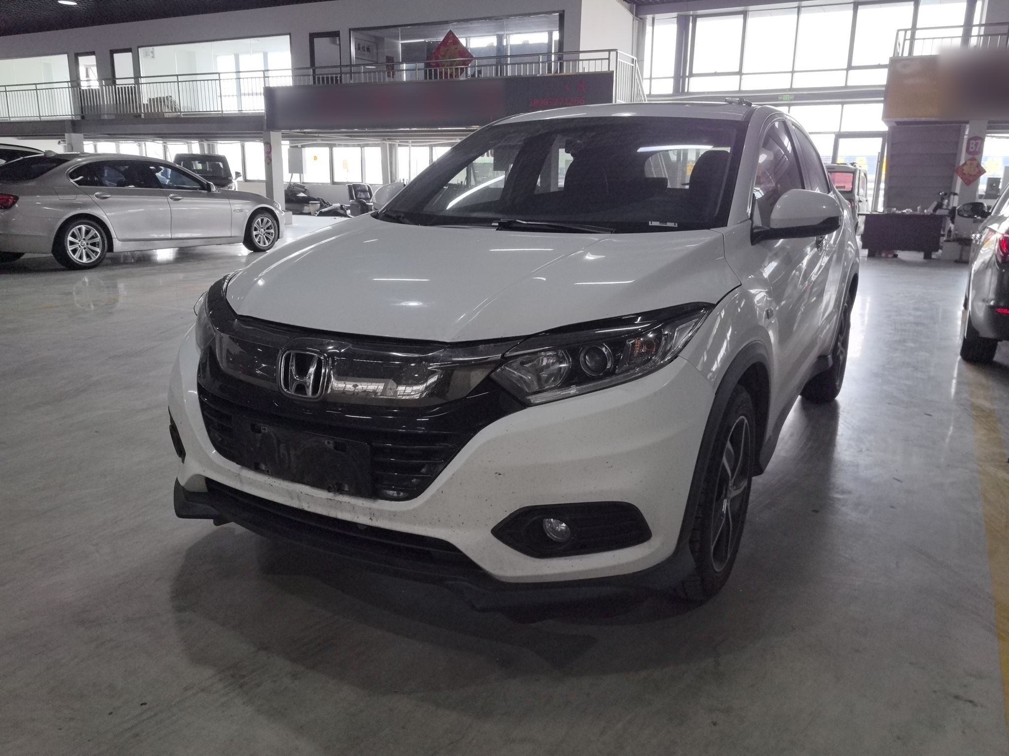 Под передней частью автомобиля