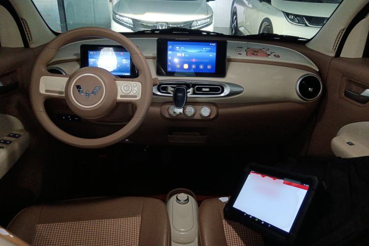 Used Wuling Hongguang MINIEV 2025 Four-Door Version Zhenxiang+ Edition Center Console