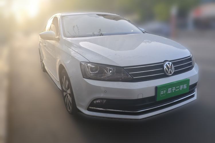 Used Volkswagen Sagitar 2015 230TSI Automatic Luxury Model Front Right 45 Deg