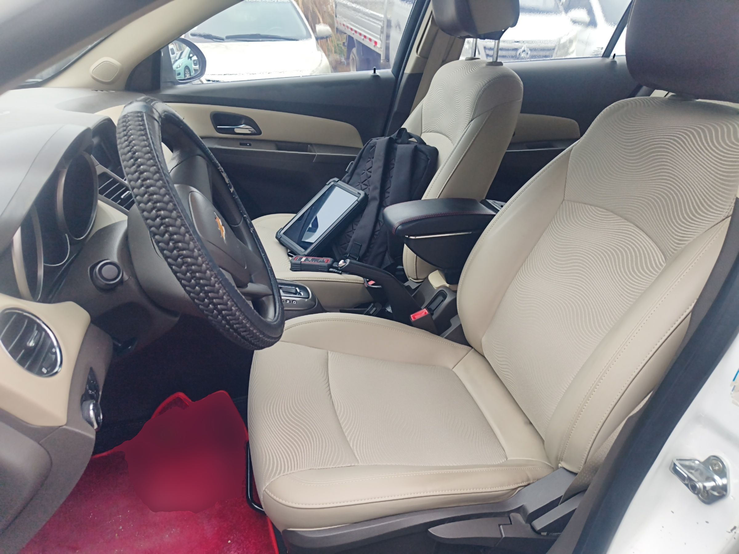 المقاعد الأمامية داخل السيارة