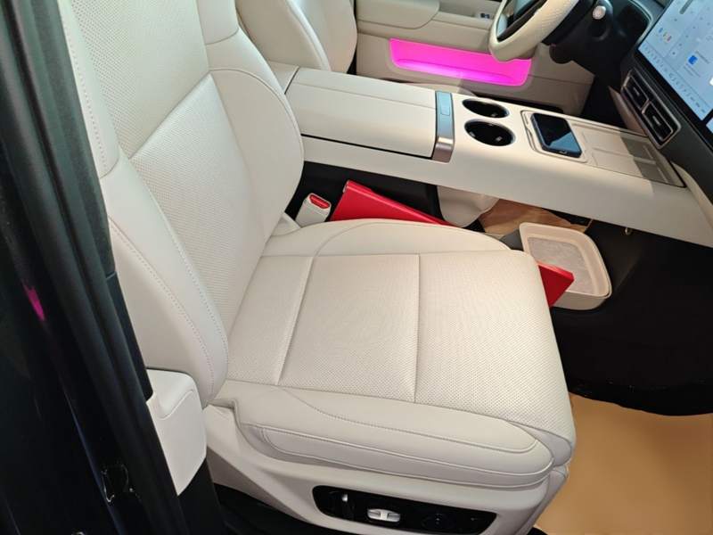Used Li Auto MEGA 2025 Home Family Special Edition — 24