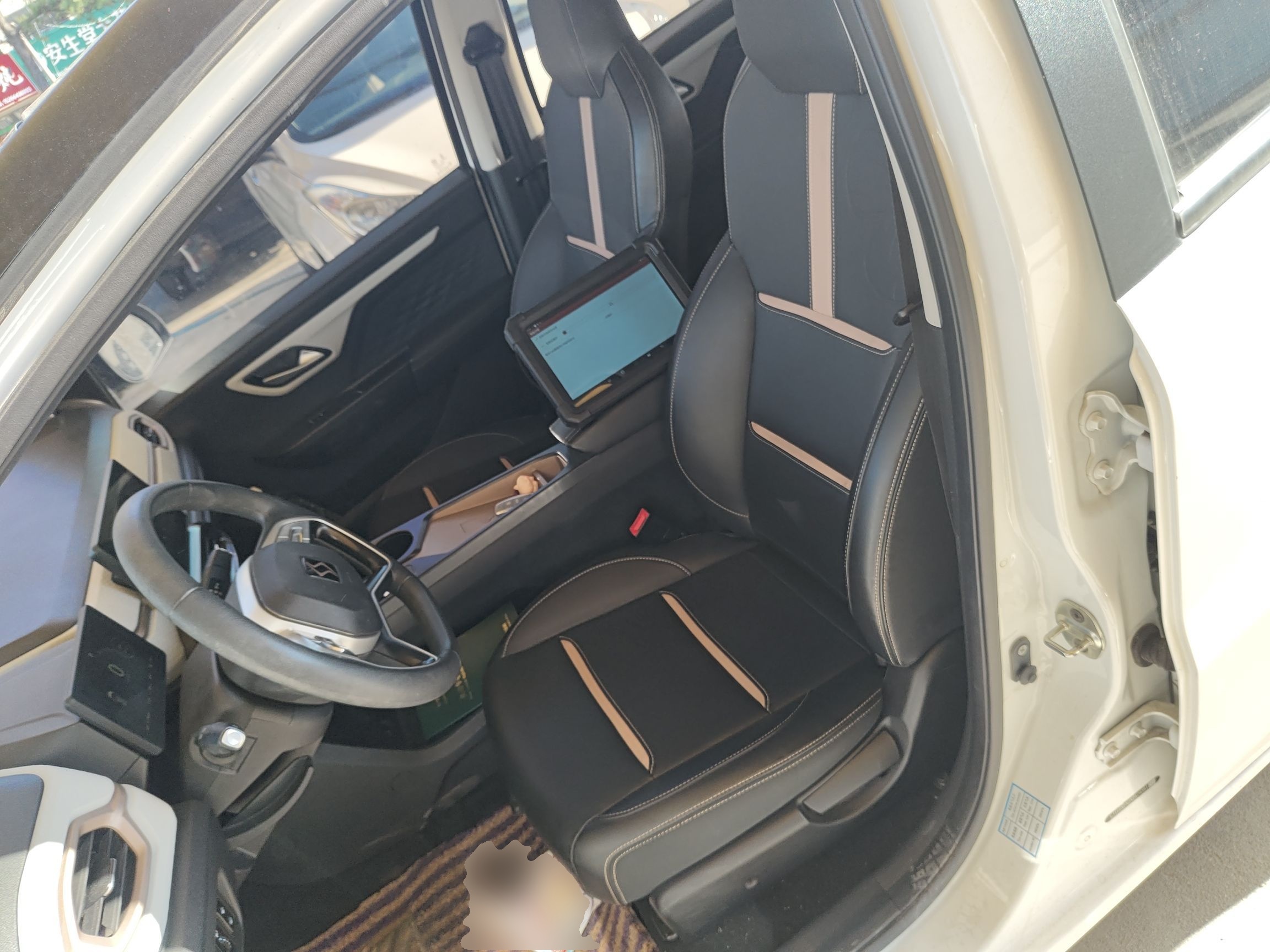 المقاعد الأمامية داخل السيارة