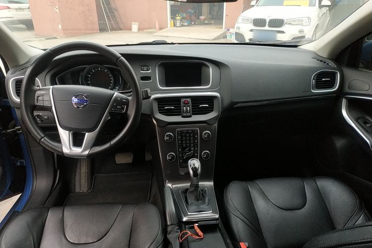 Used Volvo V40 2016 T3 Zhiyi Edition
