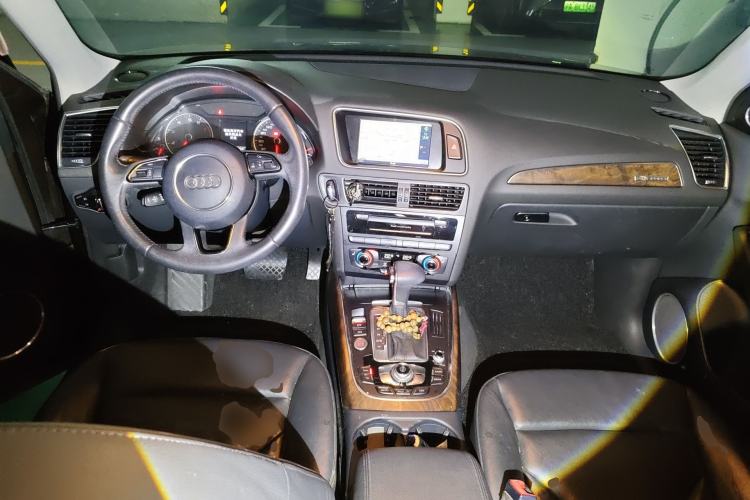 Used Audi Q5 2013 40 TFSI Comfort Edition Center Console