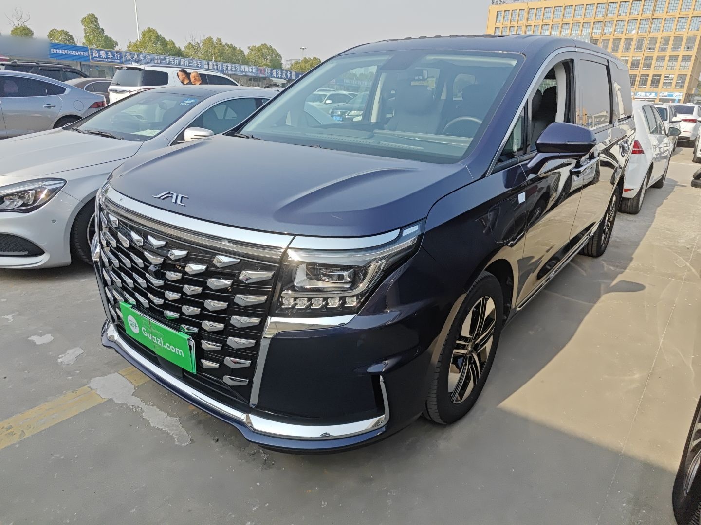 Под передней частью автомобиля