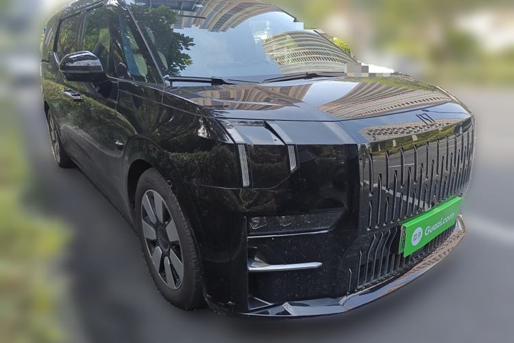 Used Zeekr 009 2022 WE Edition Front Right 45 Deg