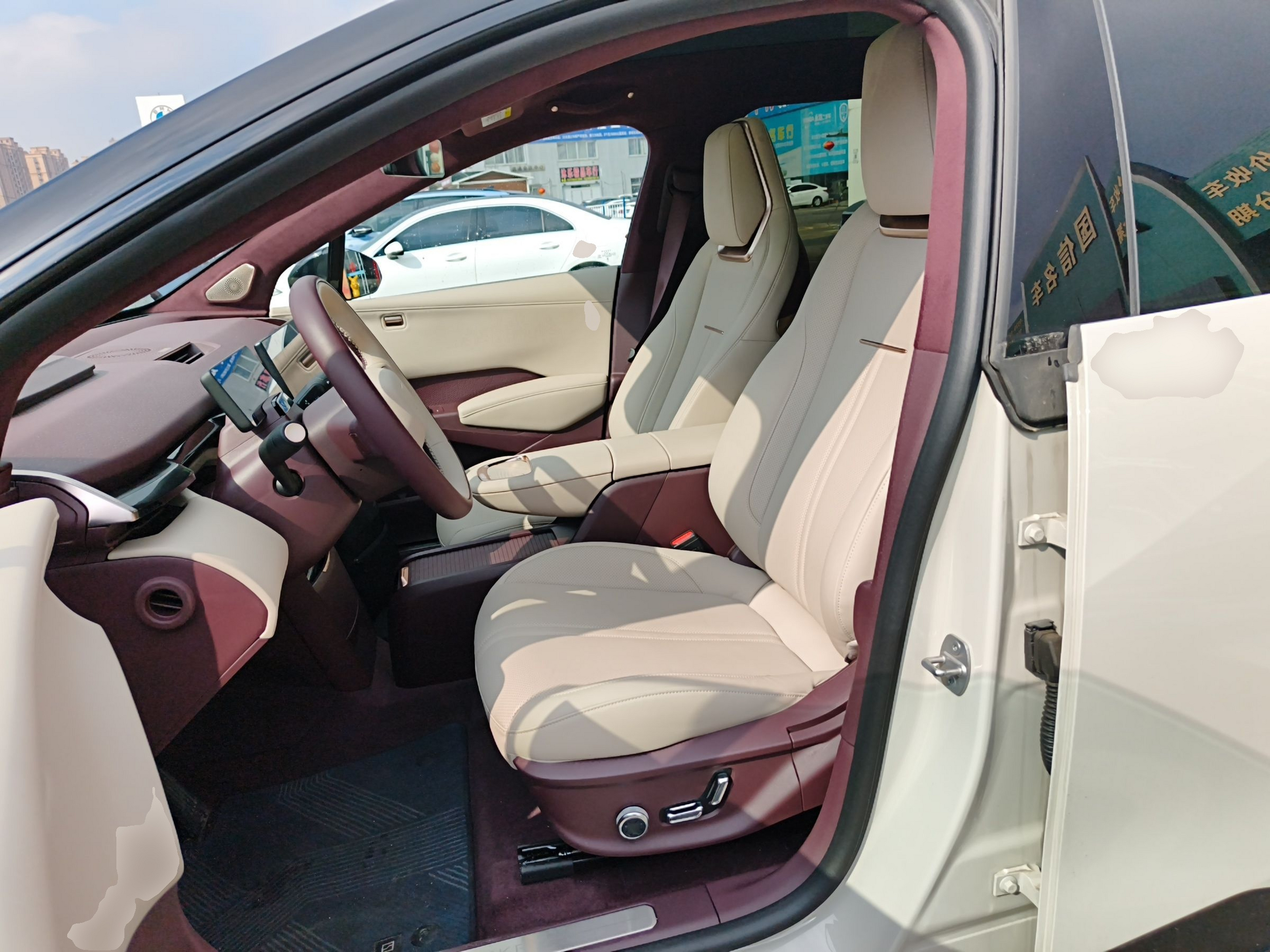 المقاعد الأمامية داخل السيارة