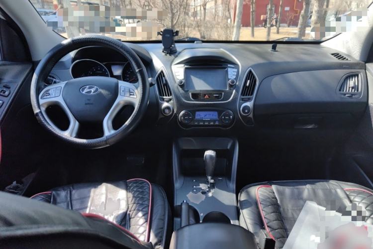 Used Hyundai ix35 2013 2.0L Automatic Two-Wheel Drive Smart GLS China IV Standard Center Console