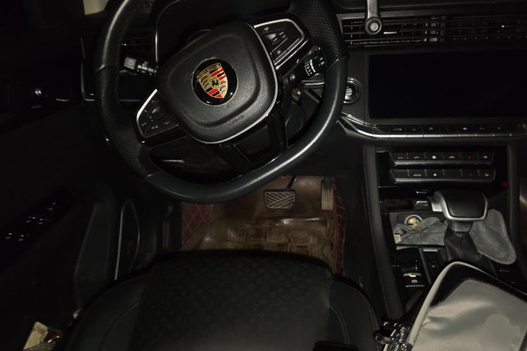 Used Sinotruk VGV U70 2020 1.5T Automatic Smart Enjoyment Elite Navigation Version 7 Seats Center Console