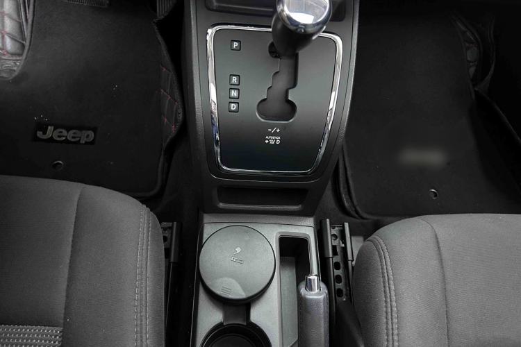 Used Jeep Compass 2015 2.0L two-wheel drive sport version Gear Lever