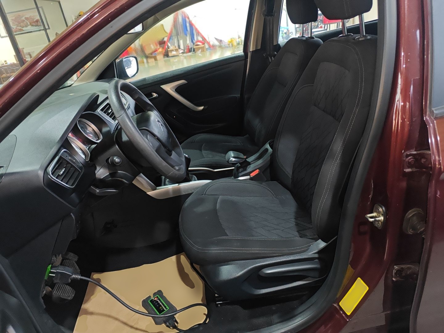 المقاعد الأمامية داخل السيارة