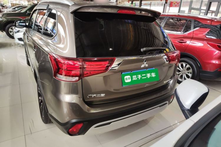 Used Mitsubishi Outlander 2019 2.0L Two-Wheel Drive Comfort Edition 7 Seats China V Emission Standard Rear