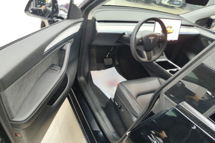 Used Tesla Model Y 2023 Long-Range All-Wheel-Drive Version
