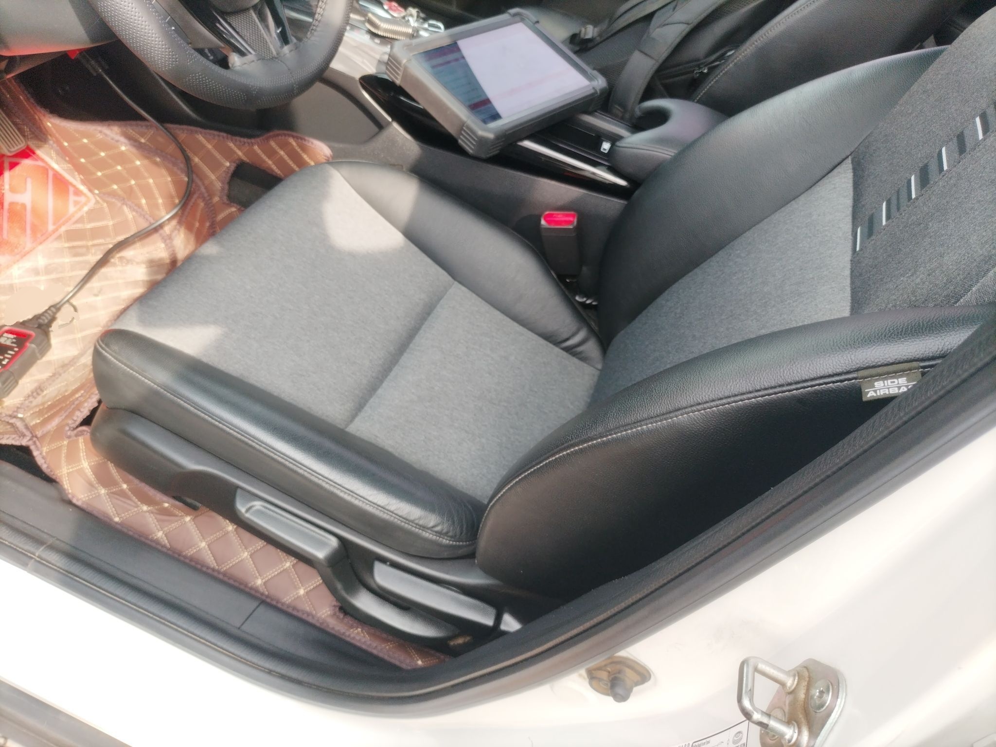 Переднее сиденье в автомобиле