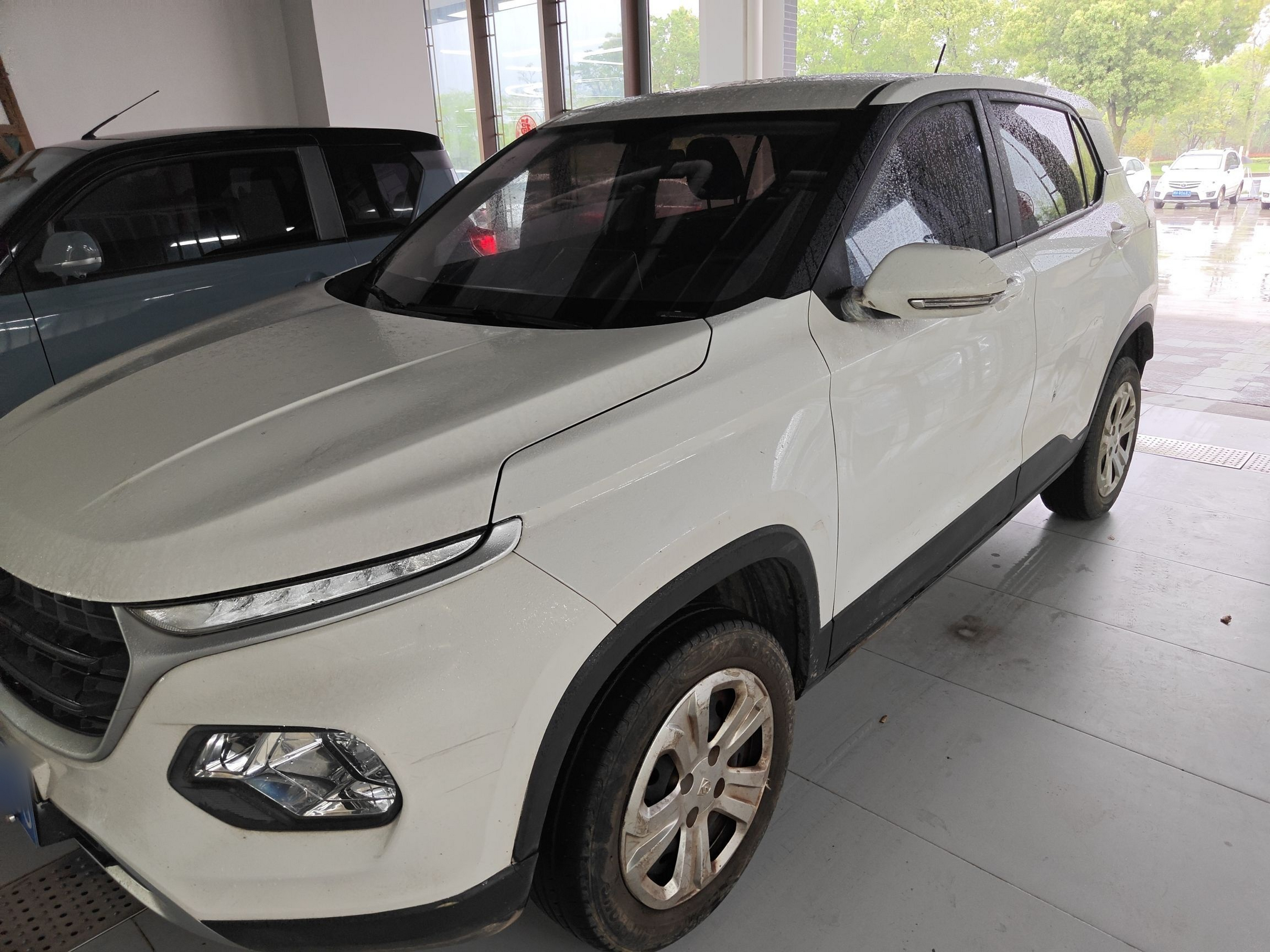 Под передней частью автомобиля