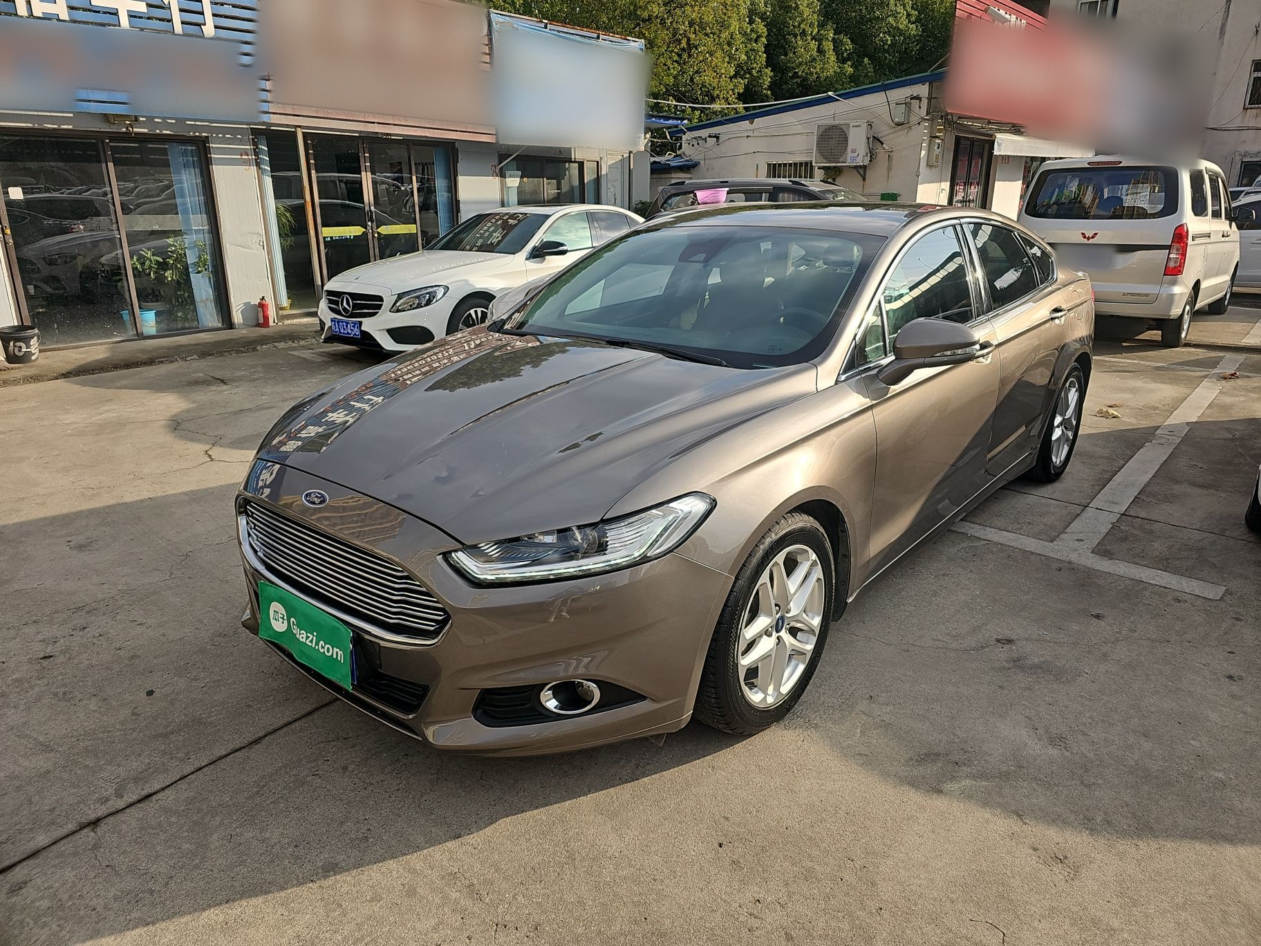 تحت مقدمة السيارة