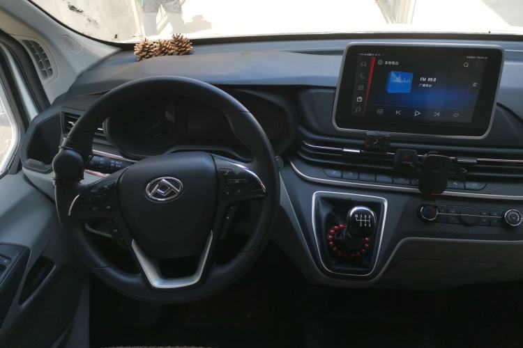 Used SAIC MAXUS Xintu V90 2019 2.0T Manual Zhi Du Xing Front-Wheel-Drive Single Tire Short Wheelbase Mid-Height 6-Seater Steering Wheel