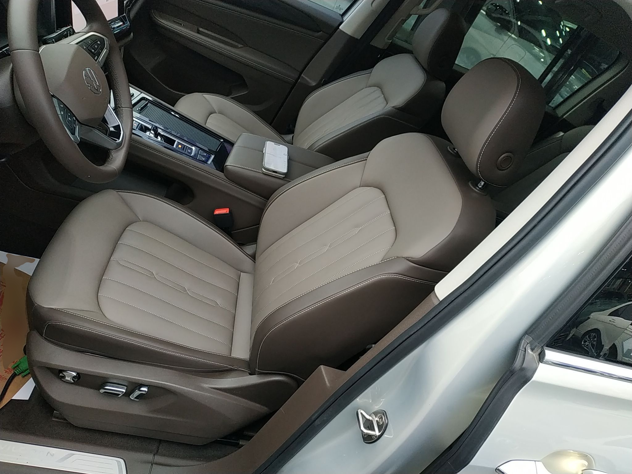 المقاعد الأمامية داخل السيارة