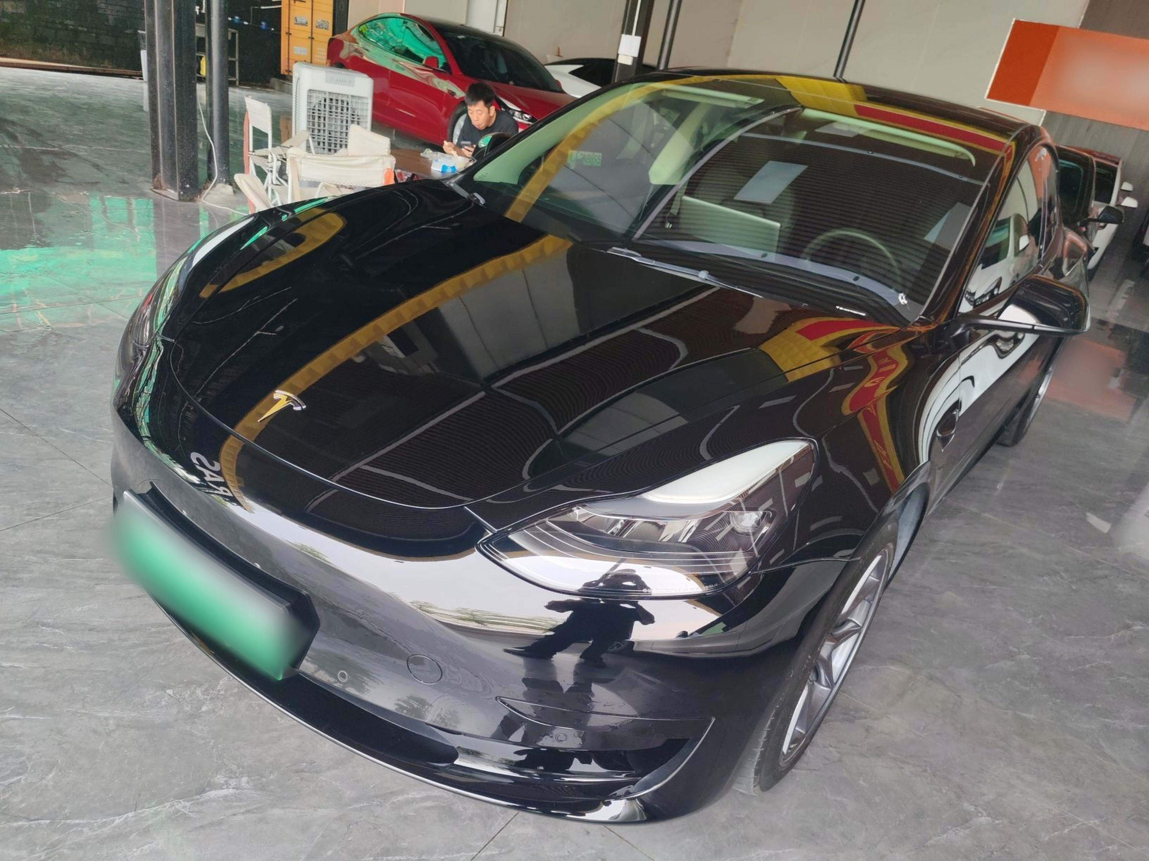 تحت مقدمة السيارة