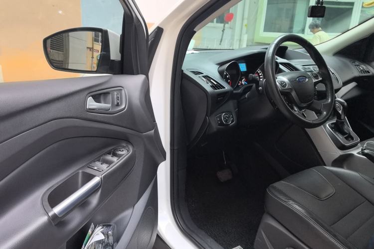 Used Ford Kuga 2013 1.6L GTDi Two-Wheel-Drive Trend Model Driver Seat