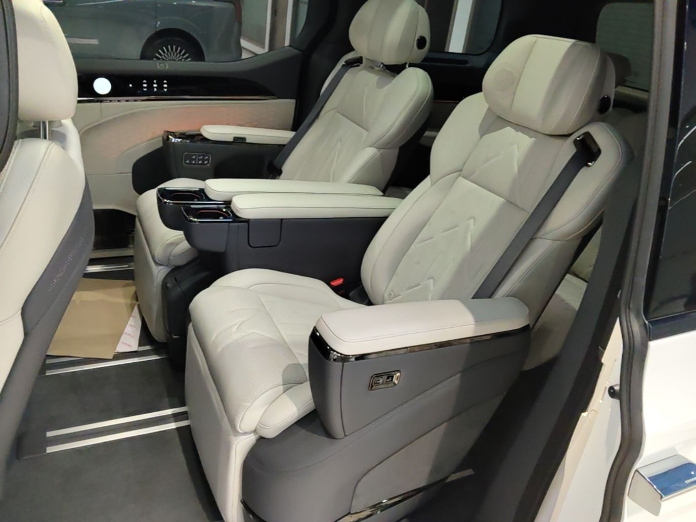Zeekr 009 2024 Six-Seat Executive Version 4WD 108 kWh — снимка 20