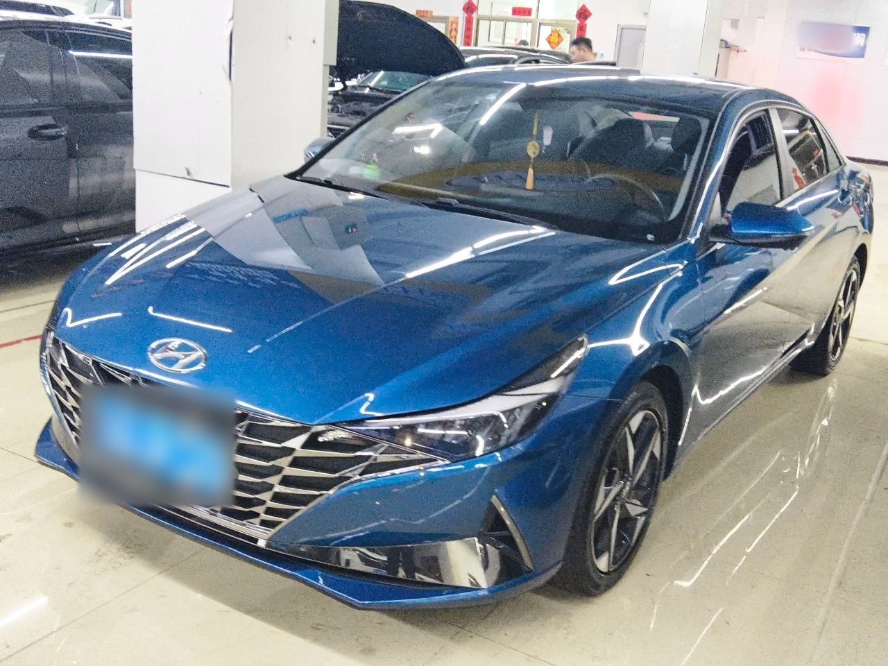 تحت مقدمة السيارة