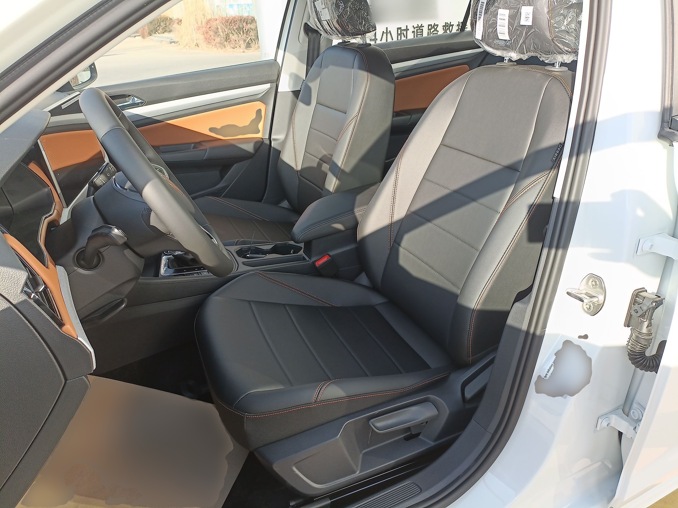 المقاعد الأمامية داخل السيارة