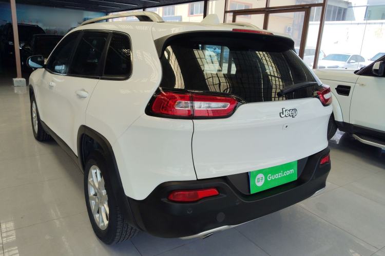 Used Jeep Cherokee 2017 2.0L Superior Edition Exterior 2