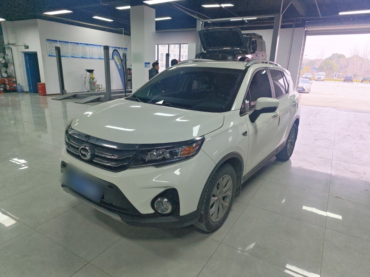 Под передней частью автомобиля