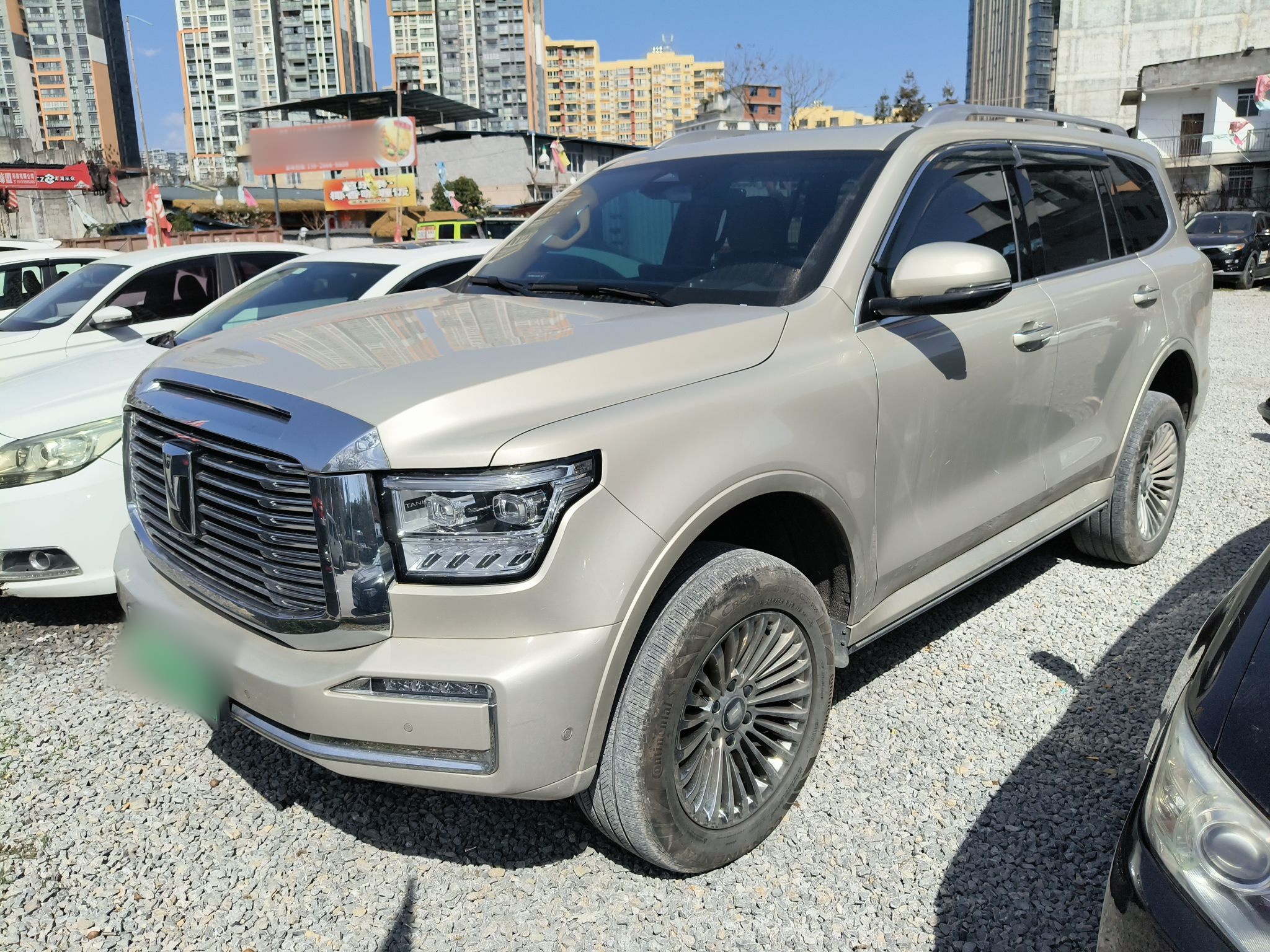 تحت مقدمة السيارة