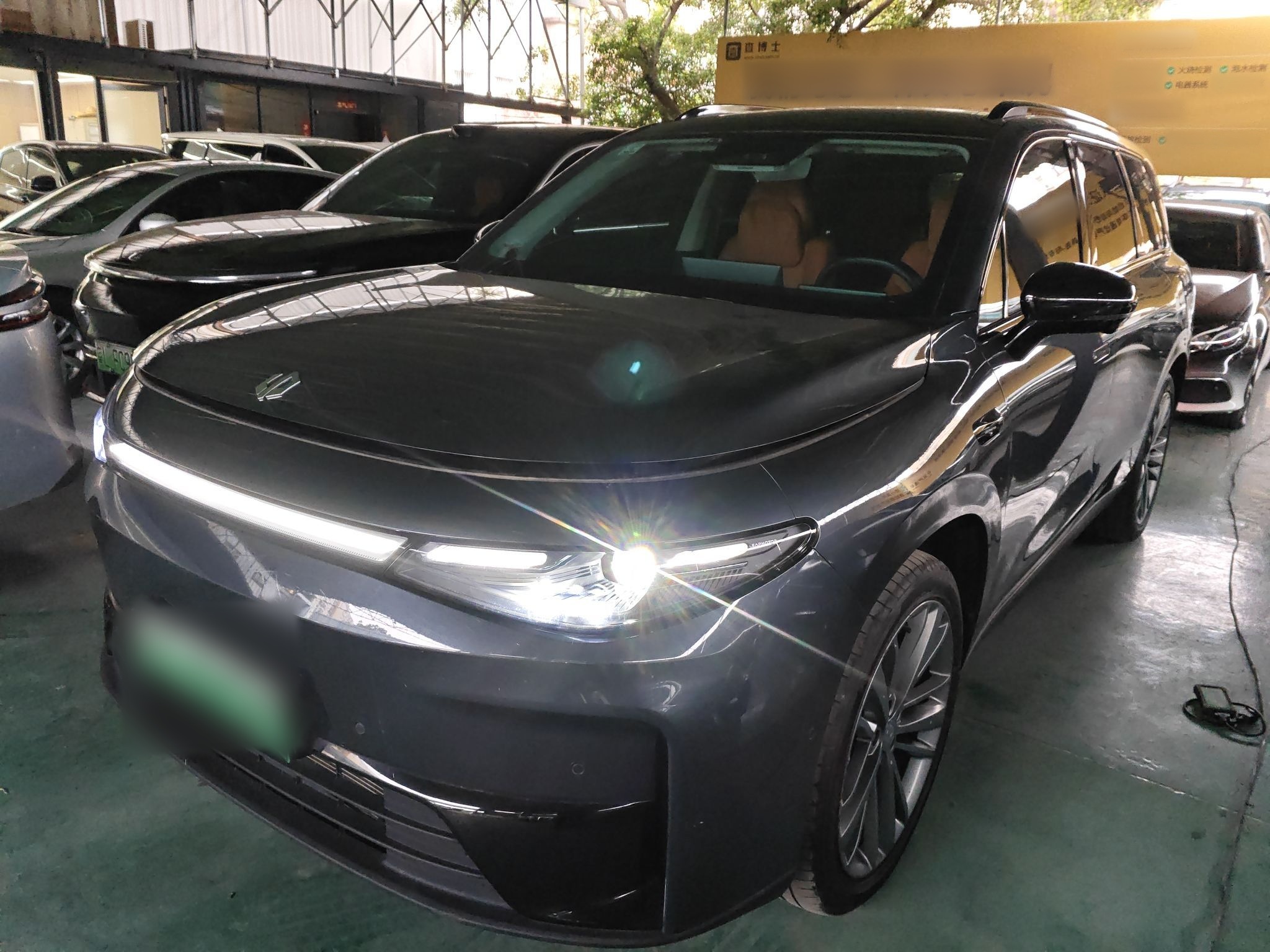 Под передней частью автомобиля