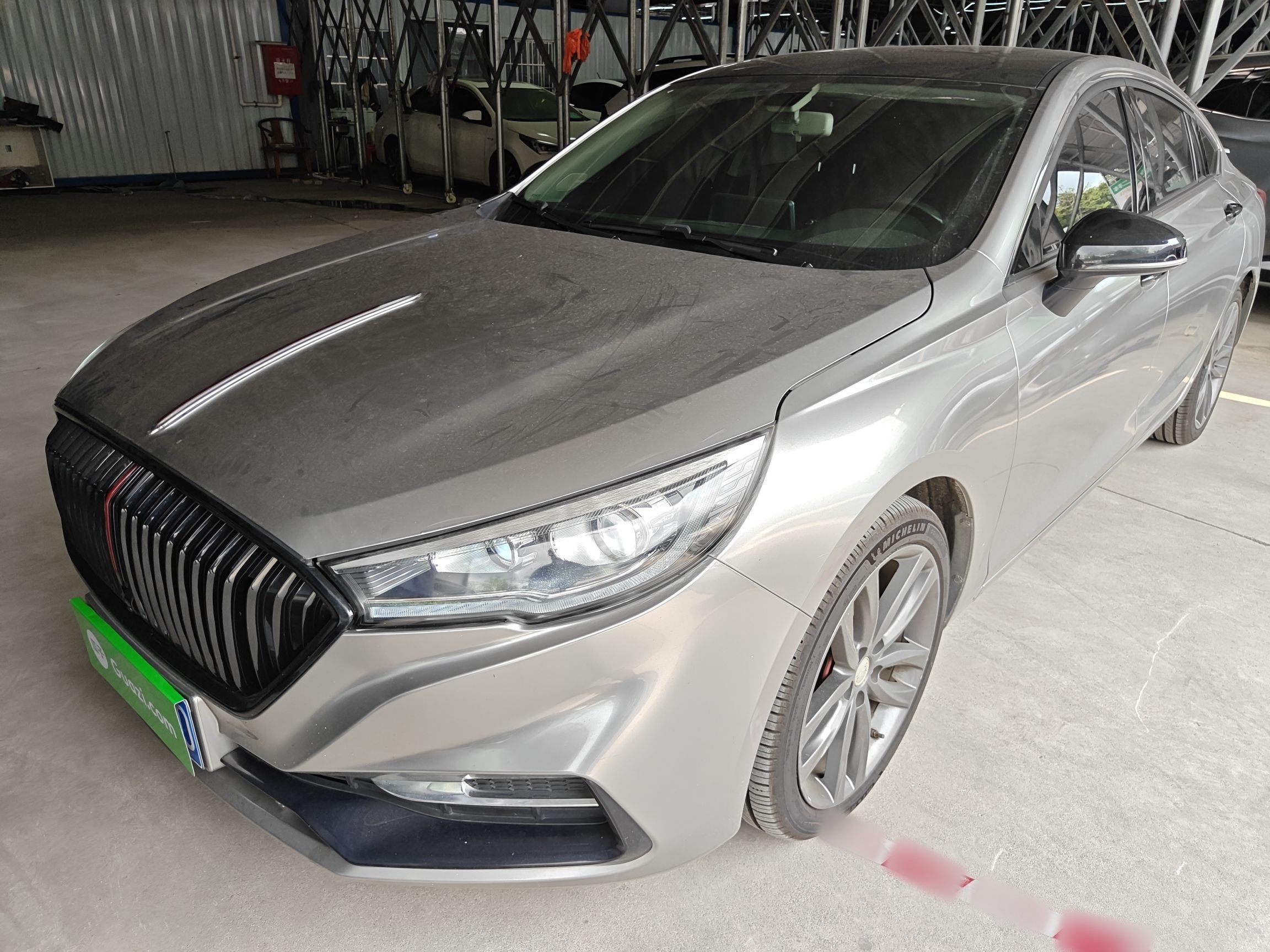 تحت مقدمة السيارة