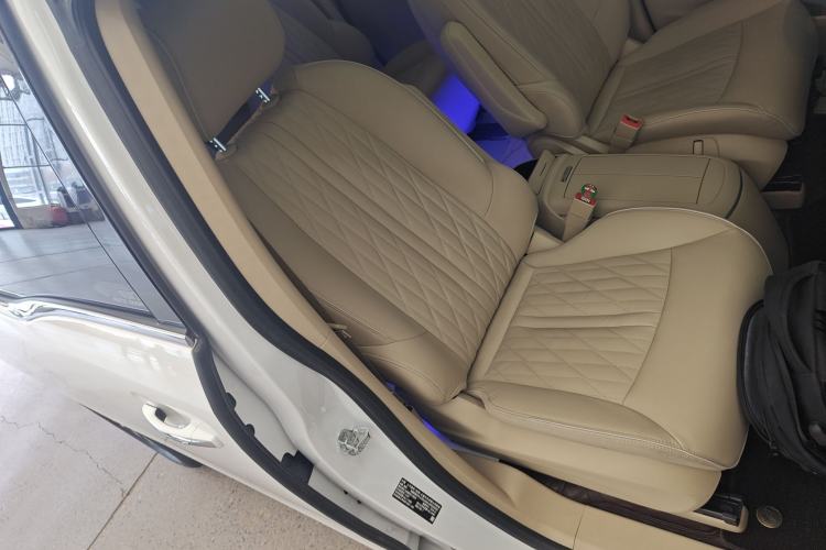 Used Buick GL8 2023 Facelifted Land Cruiser Executive Luxury Version