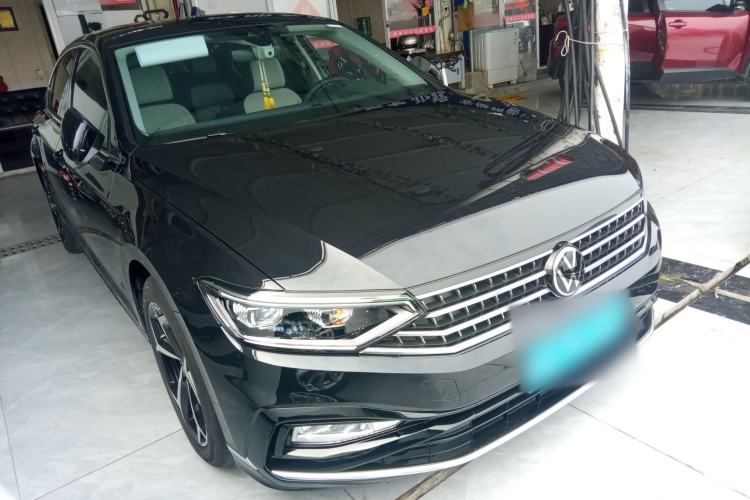Used Volkswagen Magotan 2025 Zhongxiang Version 330TSI DSG Luxury Edition Front Right 45 Deg