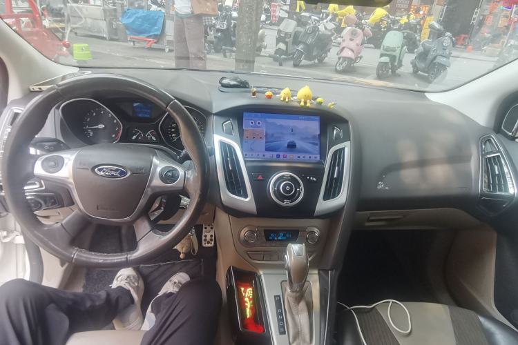 Used Ford Focus 2012 Hatchback 1.6L Automatic Fashion Edition Center Console