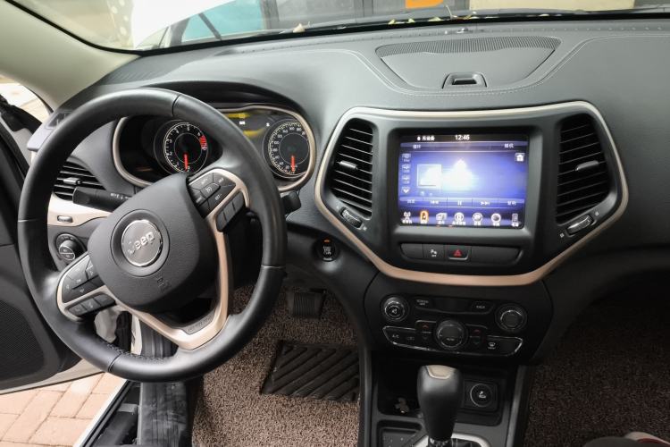 Used Jeep Cherokee 2016 2.0L Superior Edition Center Console