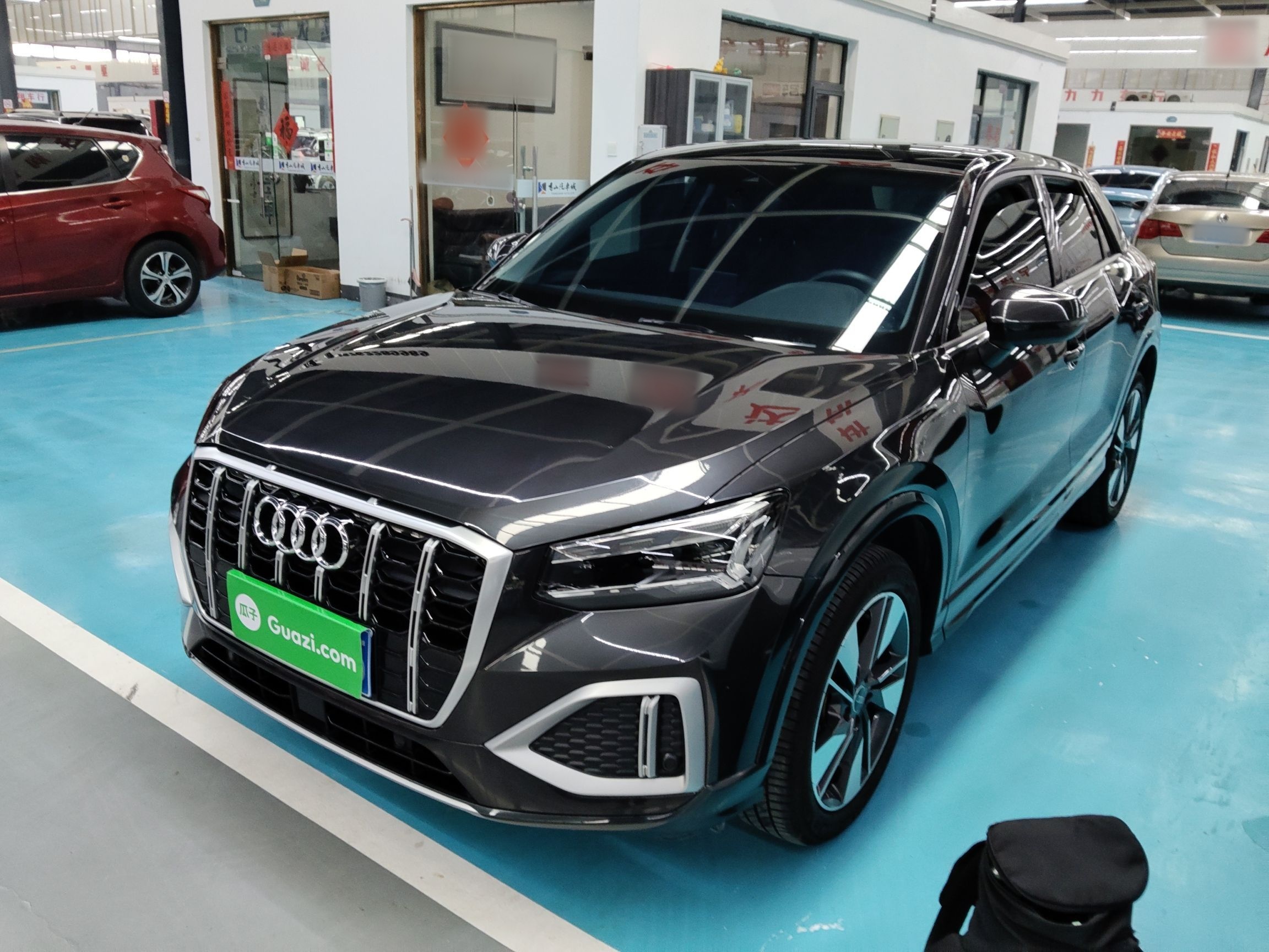 تحت مقدمة السيارة