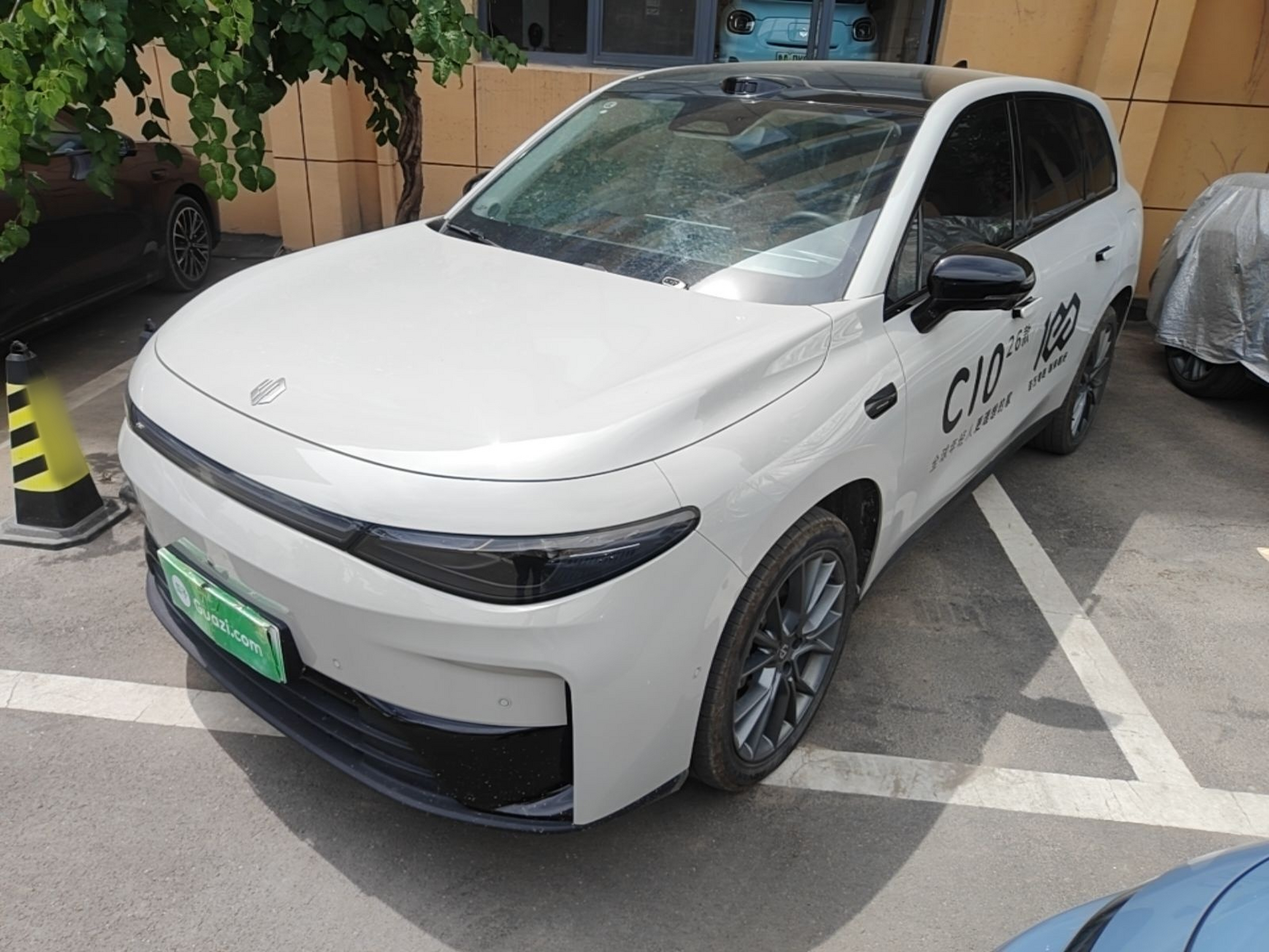 Под передней частью автомобиля