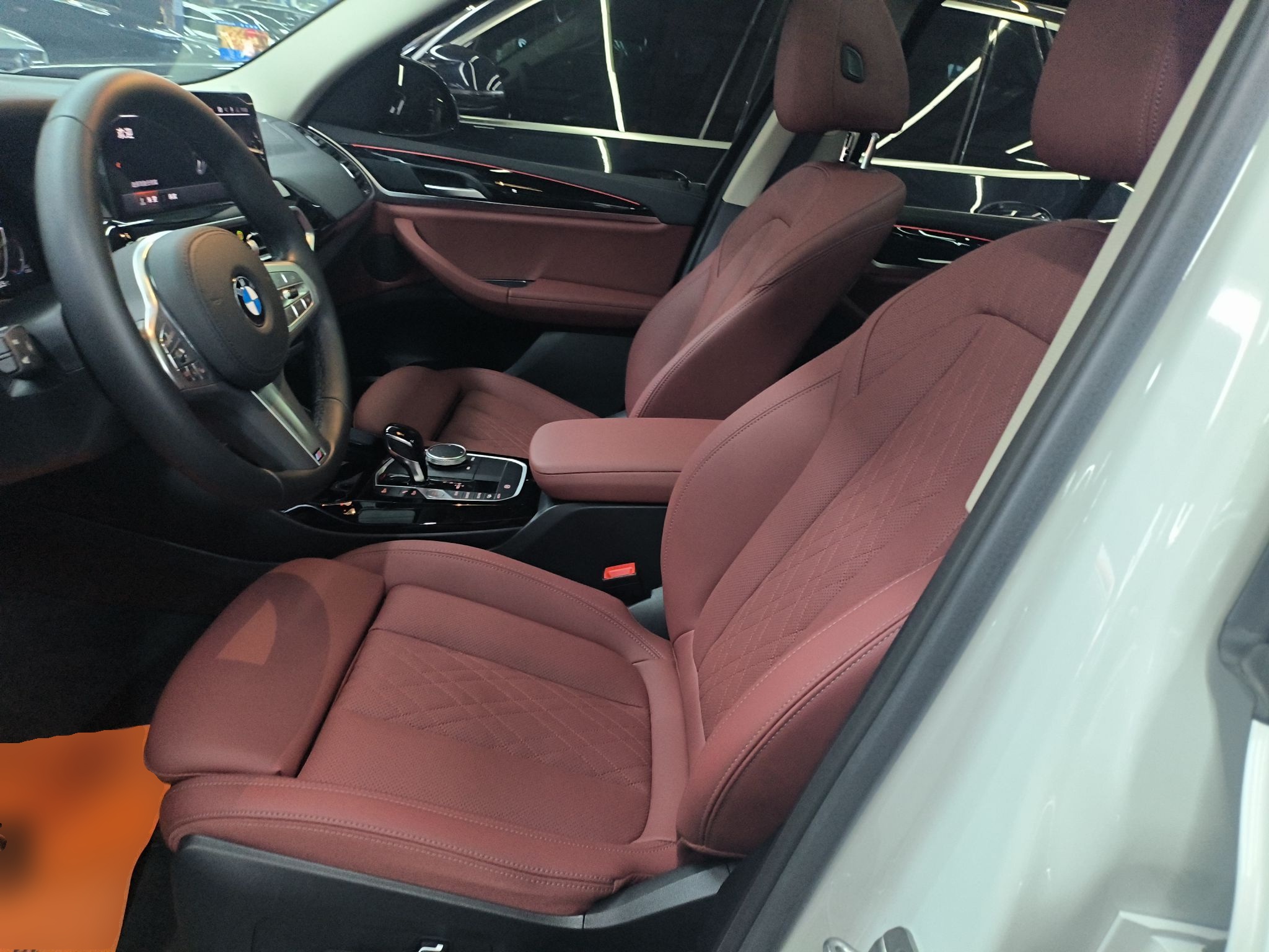 المقاعد الأمامية داخل السيارة