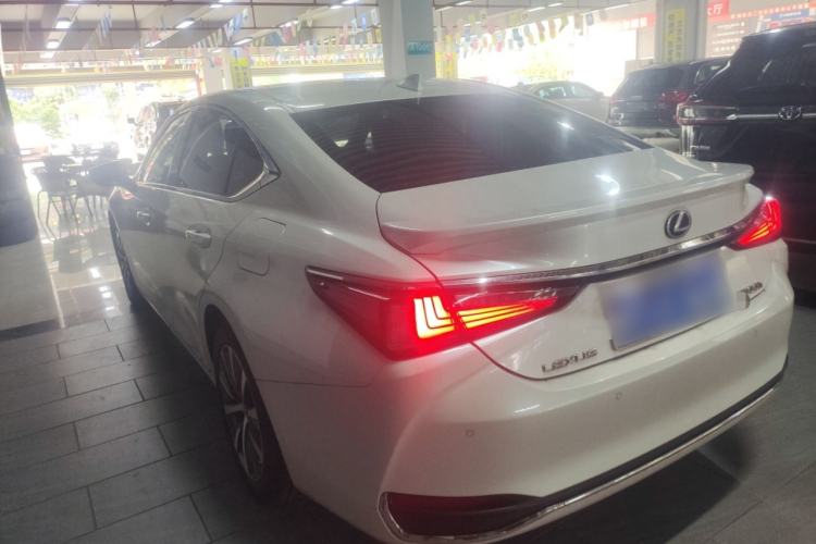 Used Lexus ES 2020 300h Premier Edition