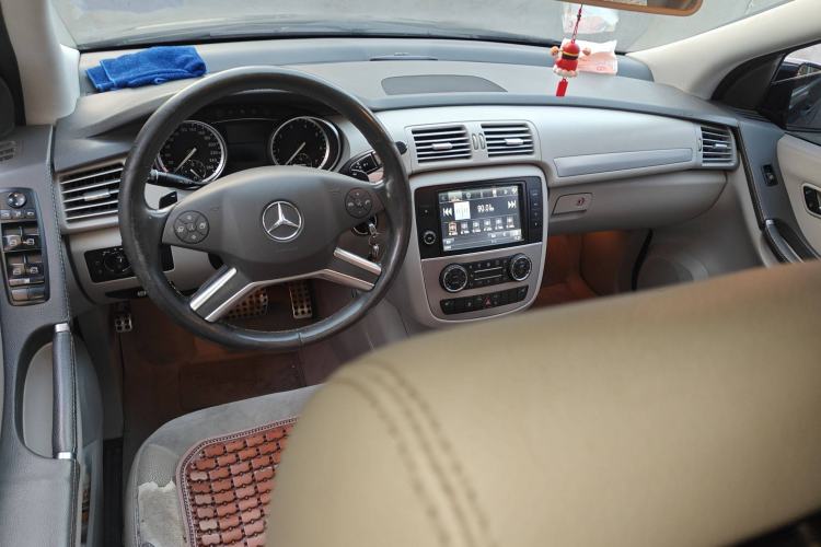 Used Mercedes-Benz R-Class 2014 R 320 4MATIC Business Model Center Console