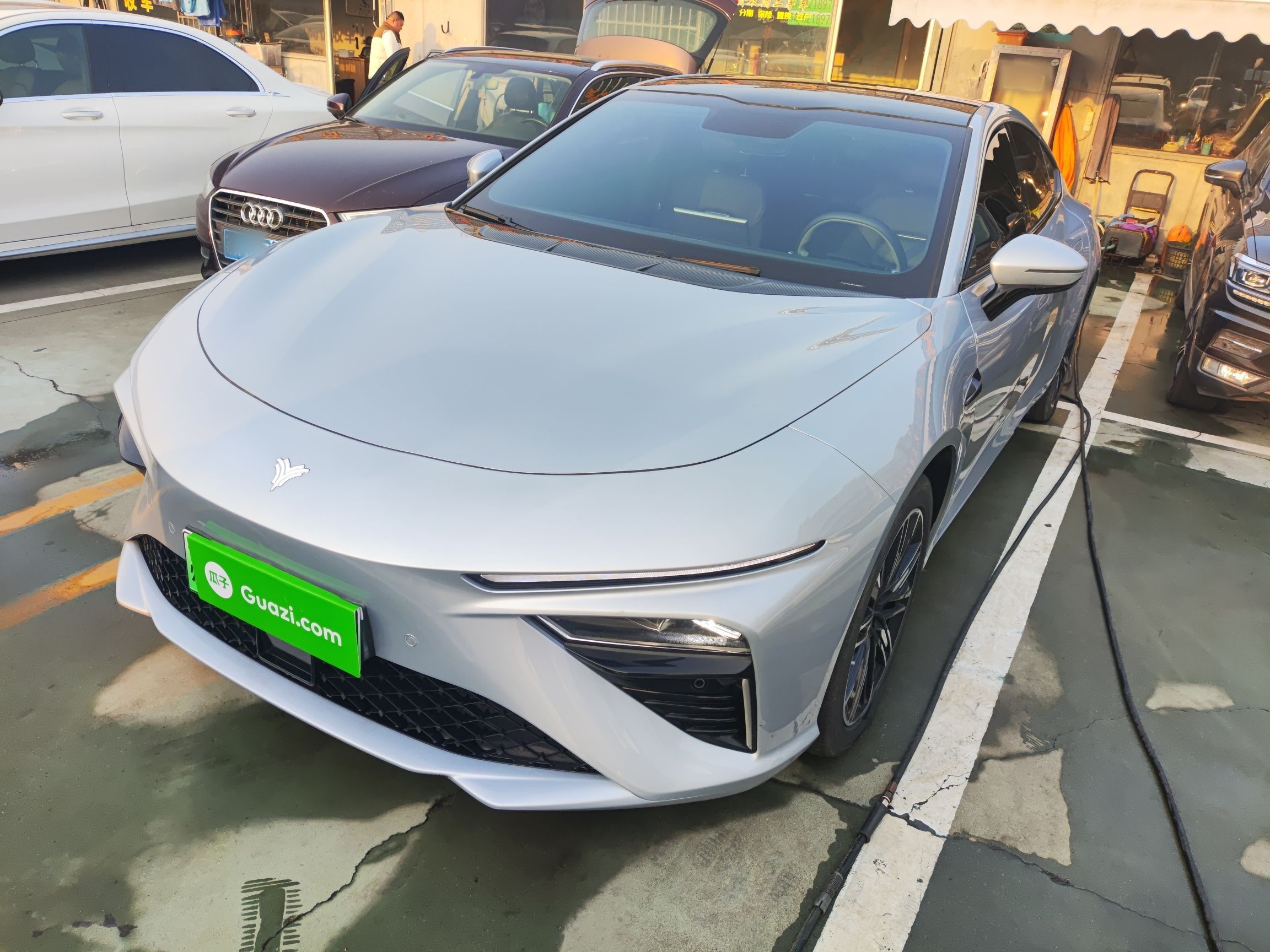 Под передней частью автомобиля