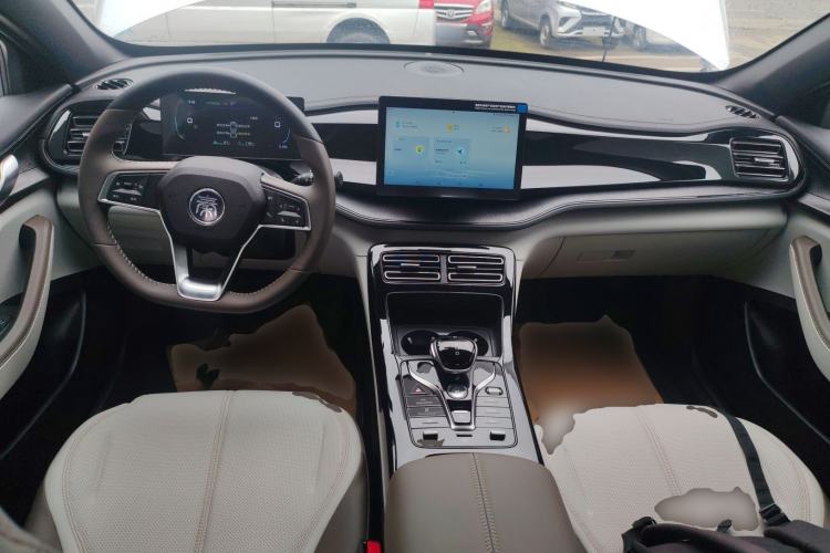 Used BYD Qin PLUS 2024 HONOR Edition DM-i 55KM Leading Model Center Console