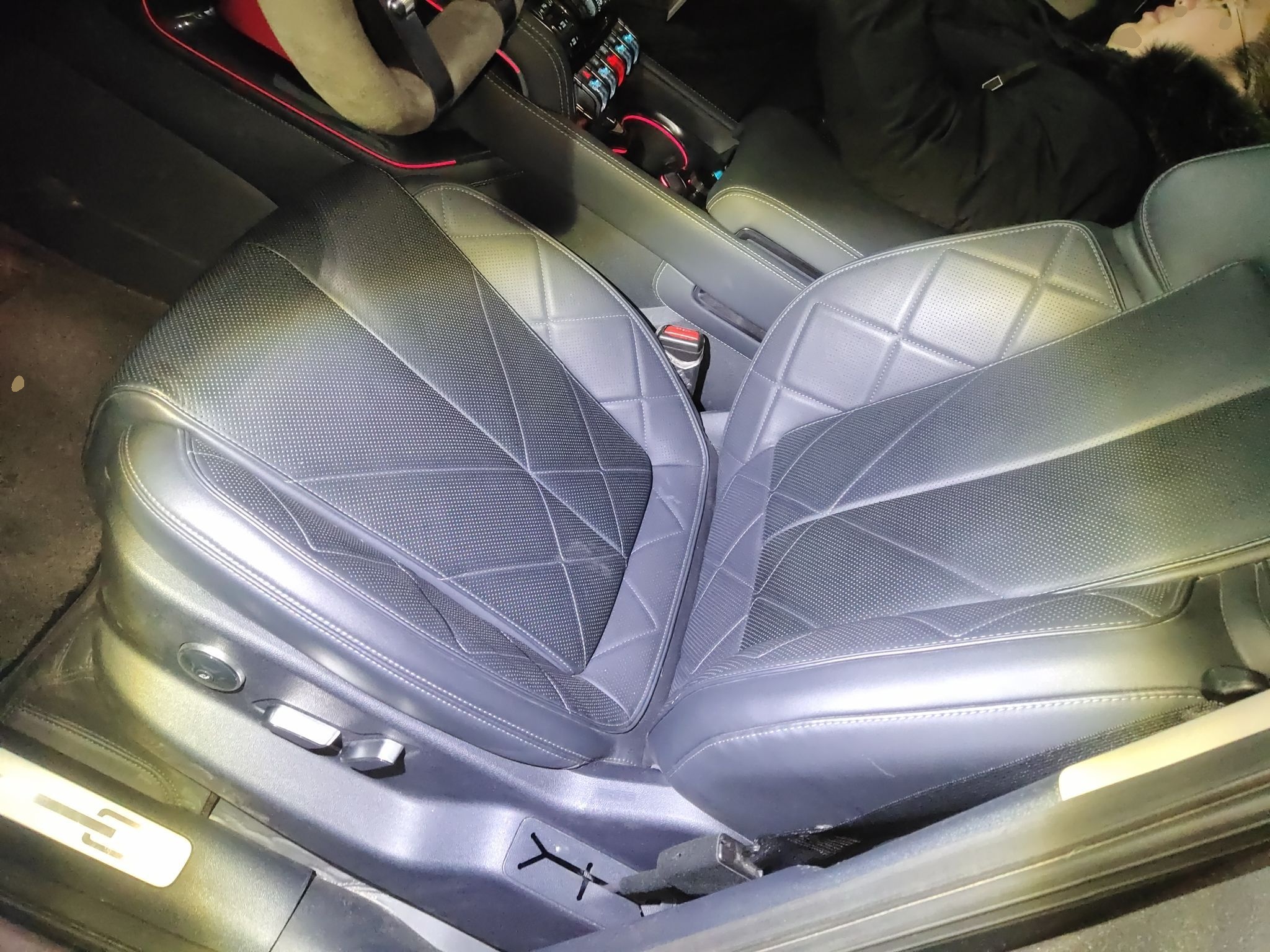 المقاعد الأمامية داخل السيارة