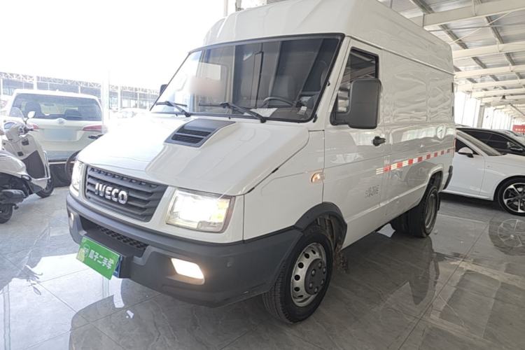 Used Iveco Daily 2021 2.8T V35 VAN厢式 Delivery Van 3-Seater Short Wheelbase Mid-Roof Design with Dual Tires and Side Sliding Doors