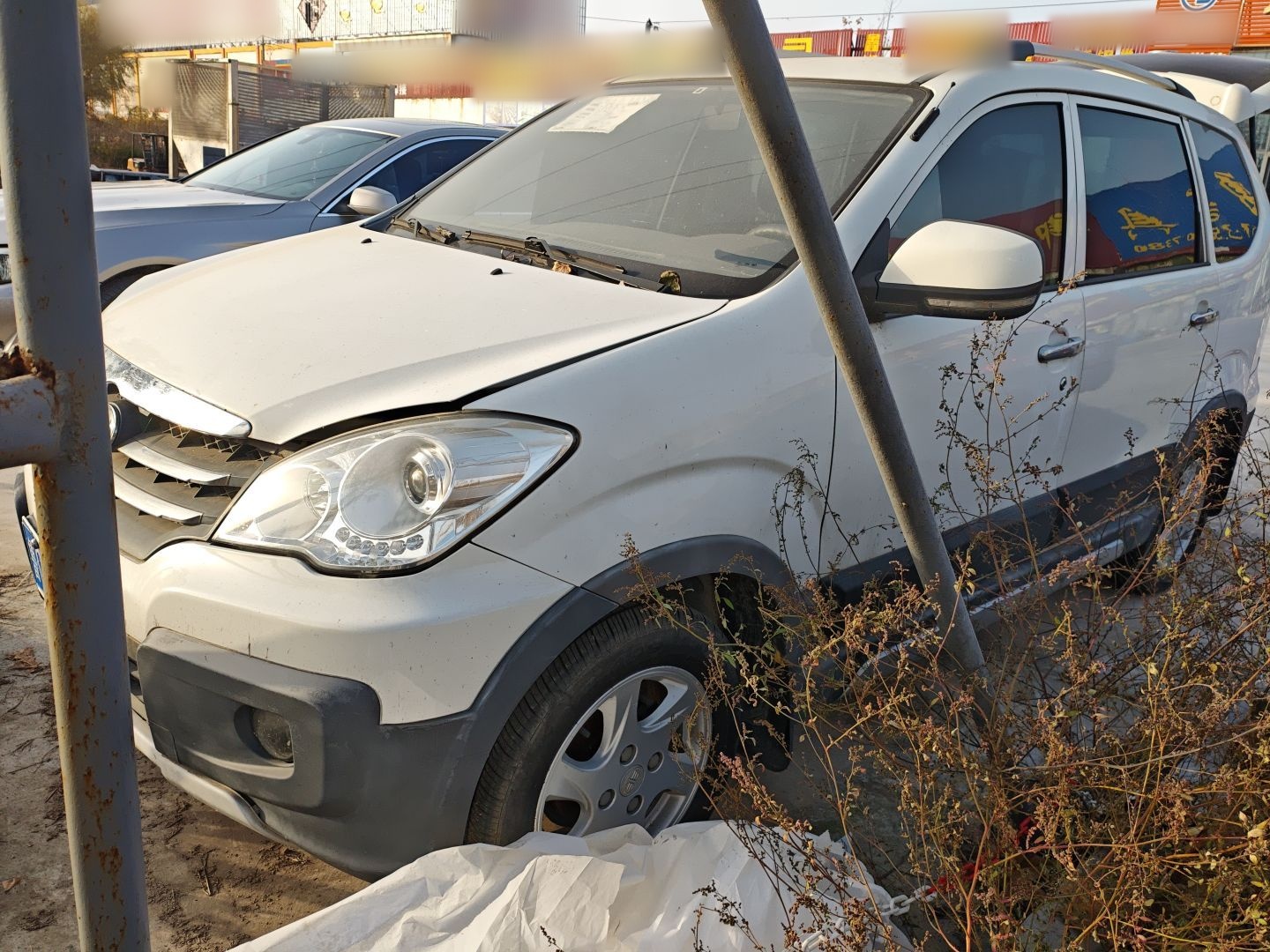 Под передней частью автомобиля