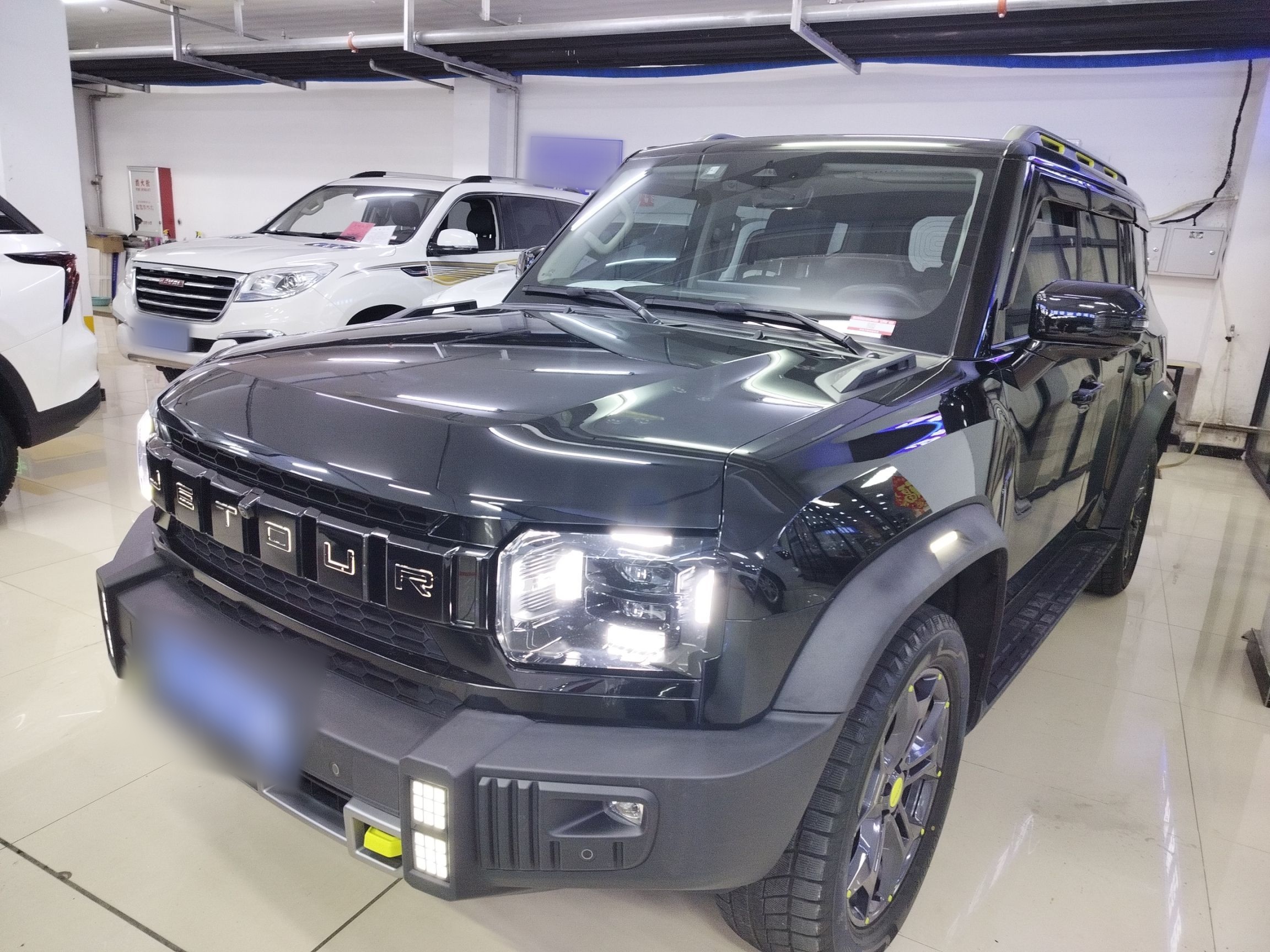 تحت مقدمة السيارة