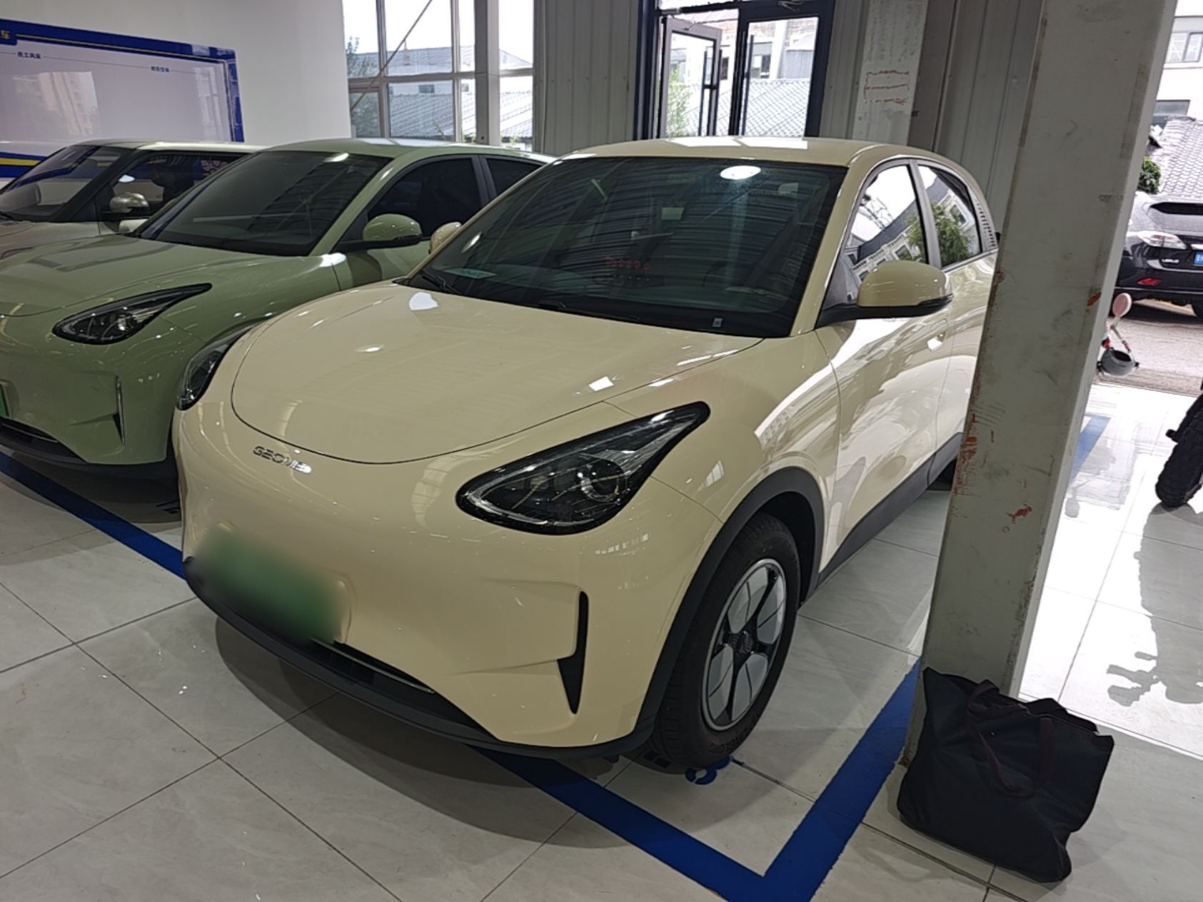 Под передней частью автомобиля