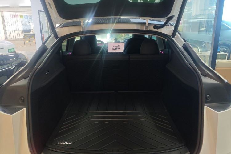 Used Tesla Model Y 2025 Long-Range All-Wheel-Drive Version